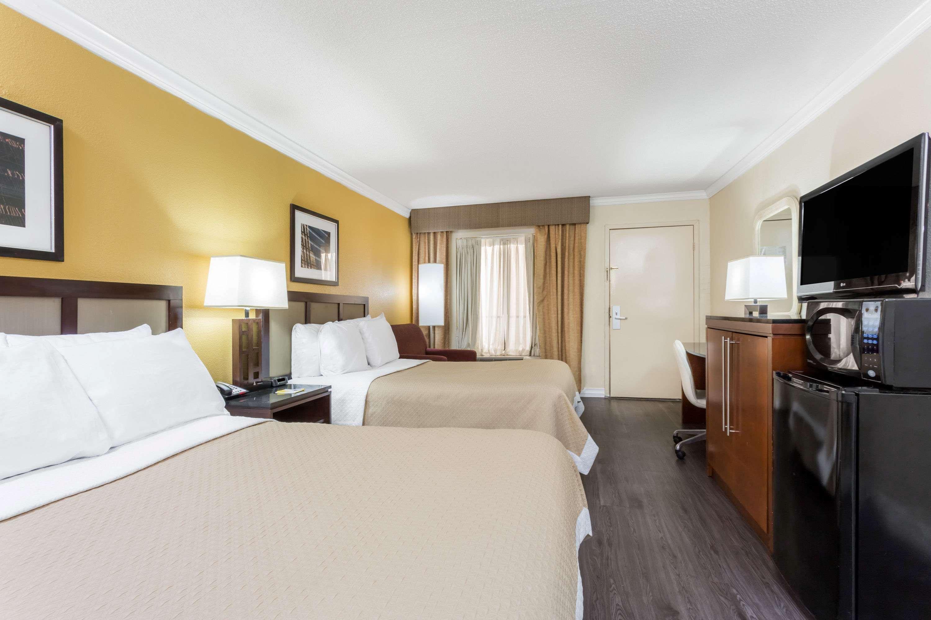 Days Inn By Wyndham Pensacola - Historic Downtown Экстерьер фото