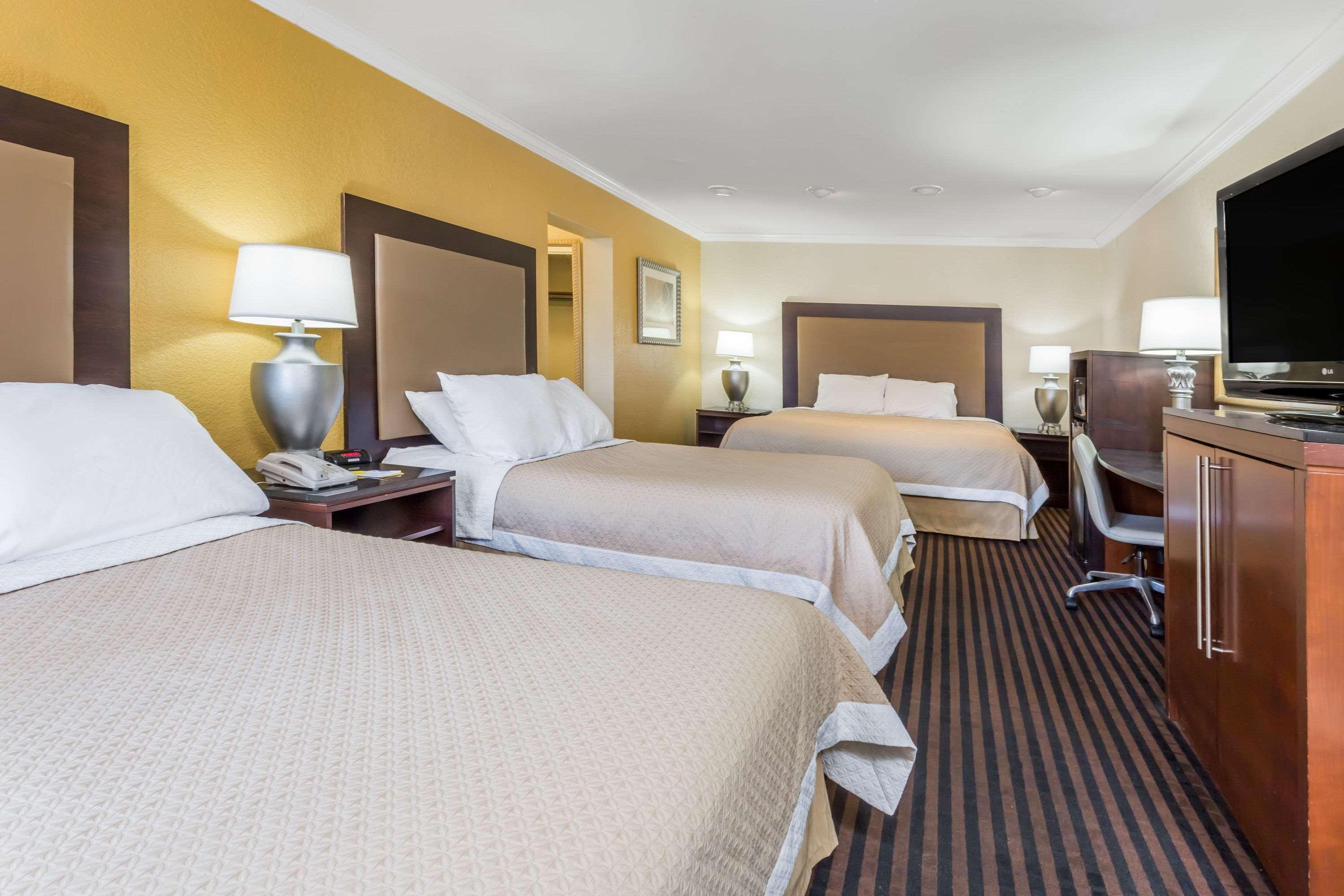 Days Inn By Wyndham Pensacola - Historic Downtown Экстерьер фото
