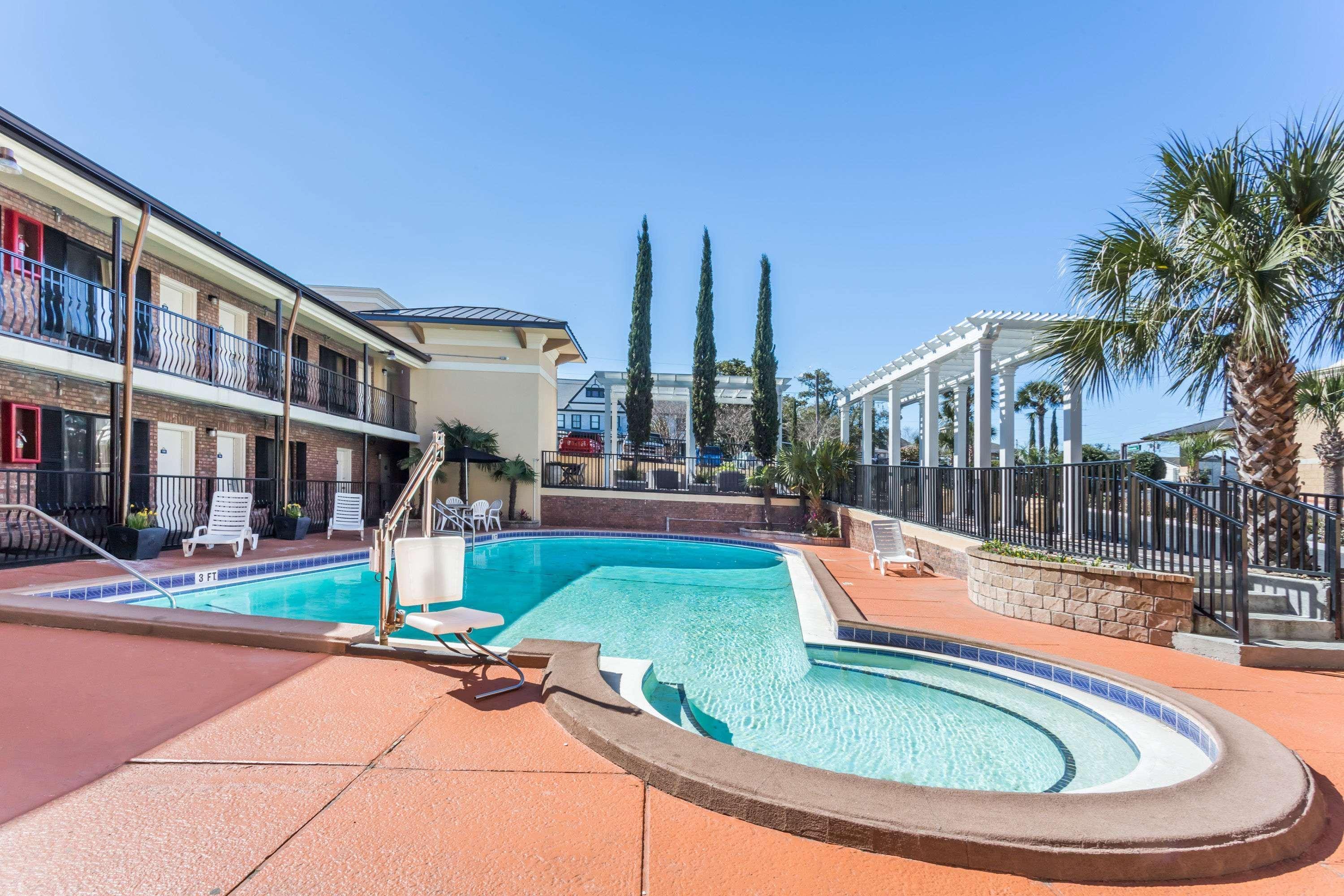 Days Inn By Wyndham Pensacola - Historic Downtown Экстерьер фото