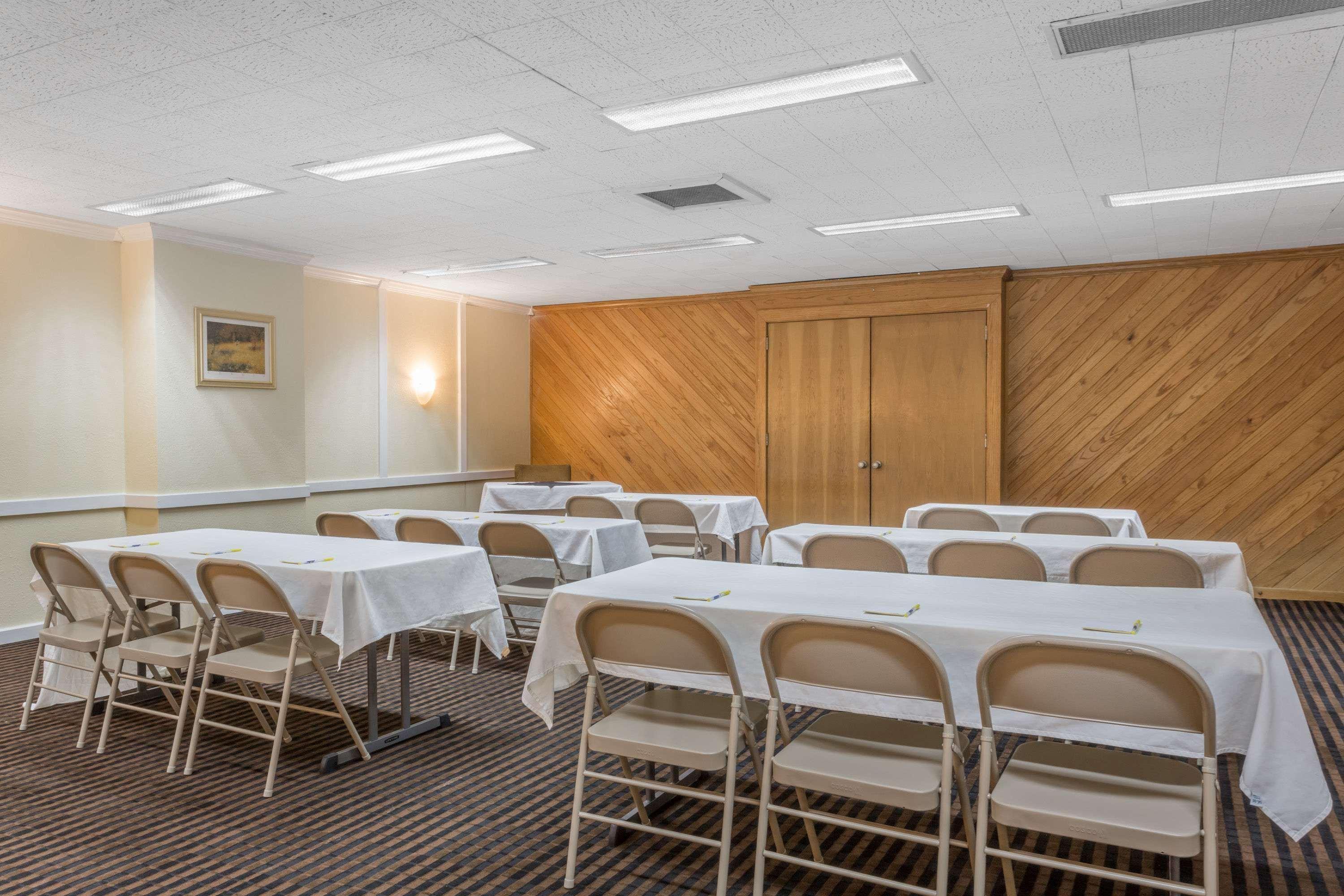 Days Inn By Wyndham Pensacola - Historic Downtown Экстерьер фото