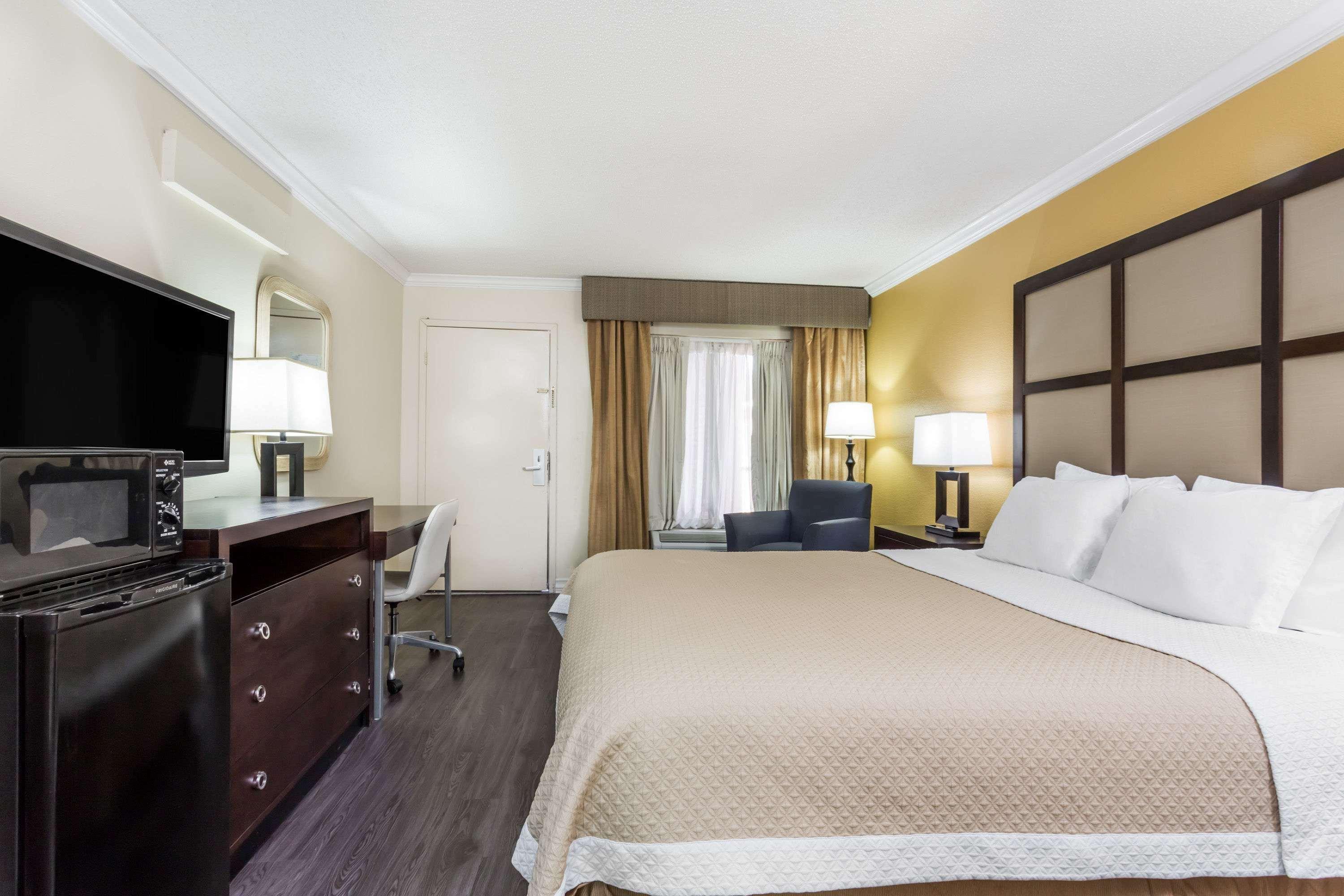 Days Inn By Wyndham Pensacola - Historic Downtown Экстерьер фото