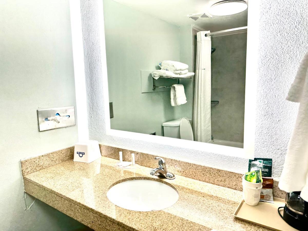 Days Inn By Wyndham Pensacola - Historic Downtown Экстерьер фото