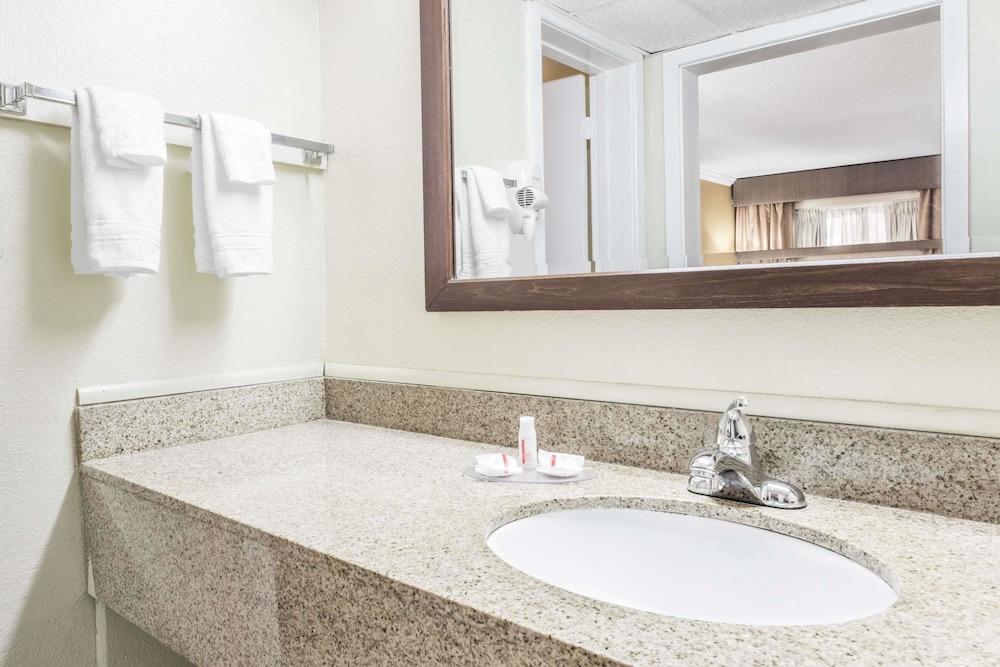 Days Inn By Wyndham Pensacola - Historic Downtown Экстерьер фото