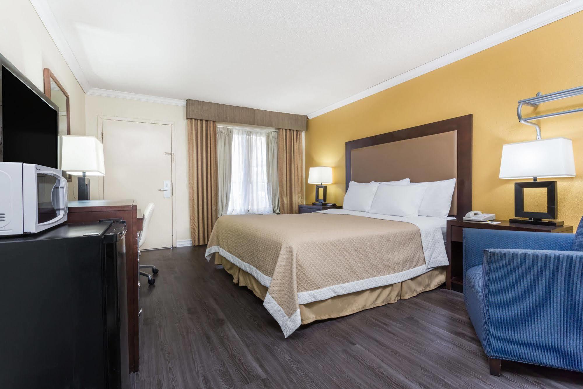 Days Inn By Wyndham Pensacola - Historic Downtown Экстерьер фото